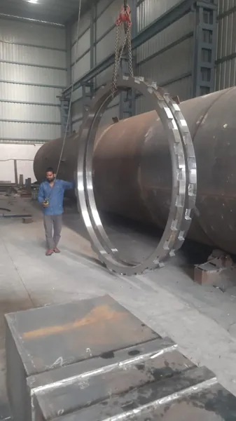 Vessel flange and shell assembly