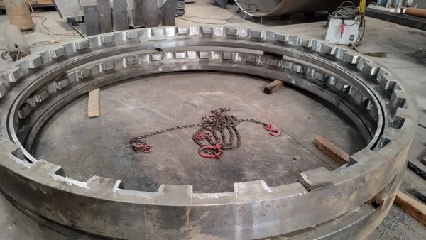 Large circular flange and closure detail